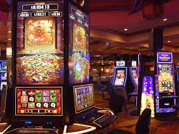 Tampilan permainan Lightning Baccarat di aplikasi baruna toto dengan dealer live dan meja permainan yang jelas